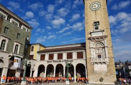 Piazza Vittorio Veneto torre dei caduti foto provincia di bergamo lombardia italia fotografie