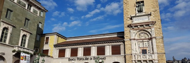 Piazza Vittorio Veneto torre dei caduti foto provincia di bergamo lombardia italia fotografie