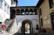 Portici palazzo comunale di Clusone Valle Seriana Bergamo Italia foto fotografie immagini paese di clusone principe