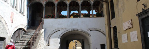 Portici palazzo comunale di Clusone Valle Seriana Bergamo Italia foto fotografie immagini paese di clusone principe