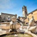 foto dei paesi di cittá alta bergamo lombardia italia centro piazza vecchia fontana punto di riferimento