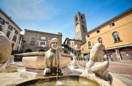 foto dei paesi di cittá alta bergamo lombardia italia centro piazza vecchia fontana punto di riferimento