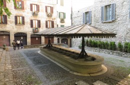 foto di bergamo lombardia italia lavatoio resti antico monumento cittá alta